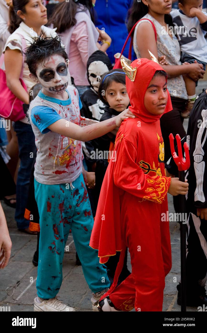 Oaxaca, Mexique, Amérique du Nord. Célébrations du jour des morts. Défilé des enfants, procession, Comparsa, à la mémoire des morts. Costumes. Banque D'Images