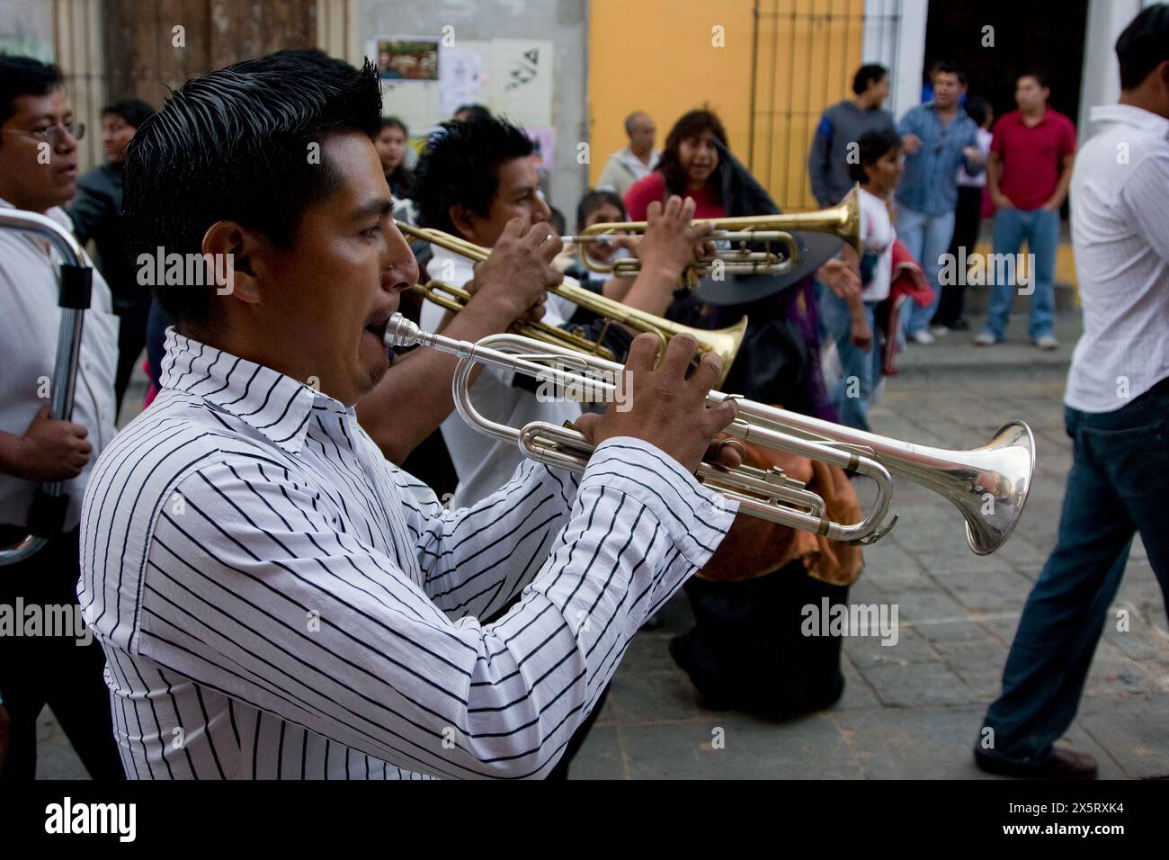 Oaxaca, Mexique, Amérique du Nord. Célébrations du jour des morts. Orchestre de rue jouant pour une parade des enfants, procession, 'Comparsa'. Banque D'Images