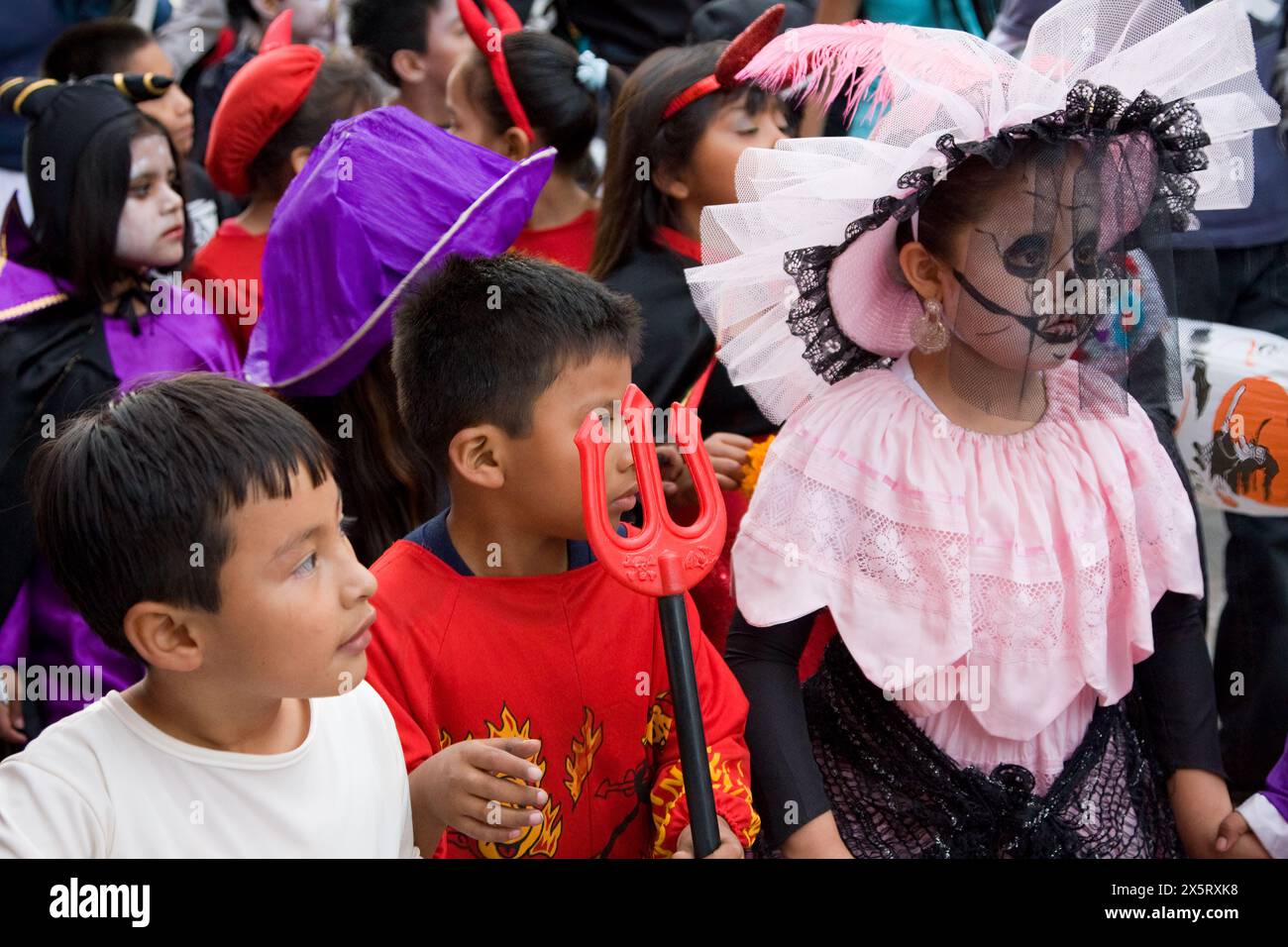 Oaxaca, Mexique, Amérique du Nord. Célébrations du jour des morts. Défilé des enfants, procession, Comparsa, à la mémoire des morts. Banque D'Images