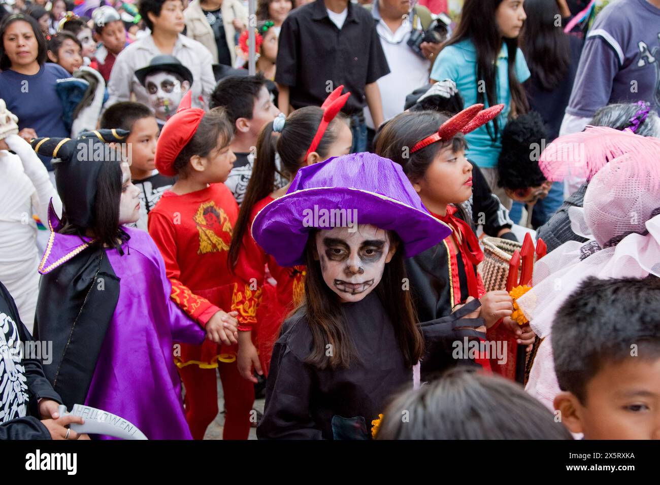 Oaxaca ; Mexique ; Amérique du Nord. Célébrations du jour des morts, défilé des enfants, procession, 'Comparsa' à la mémoire des morts. Banque D'Images