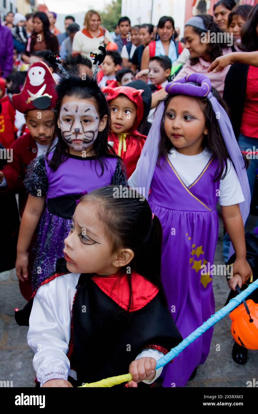 Oaxaca, Mexique, Amérique du Nord. Célébrations du jour des morts. Défilé des enfants, procession, Comparsa, à la mémoire des morts. Banque D'Images