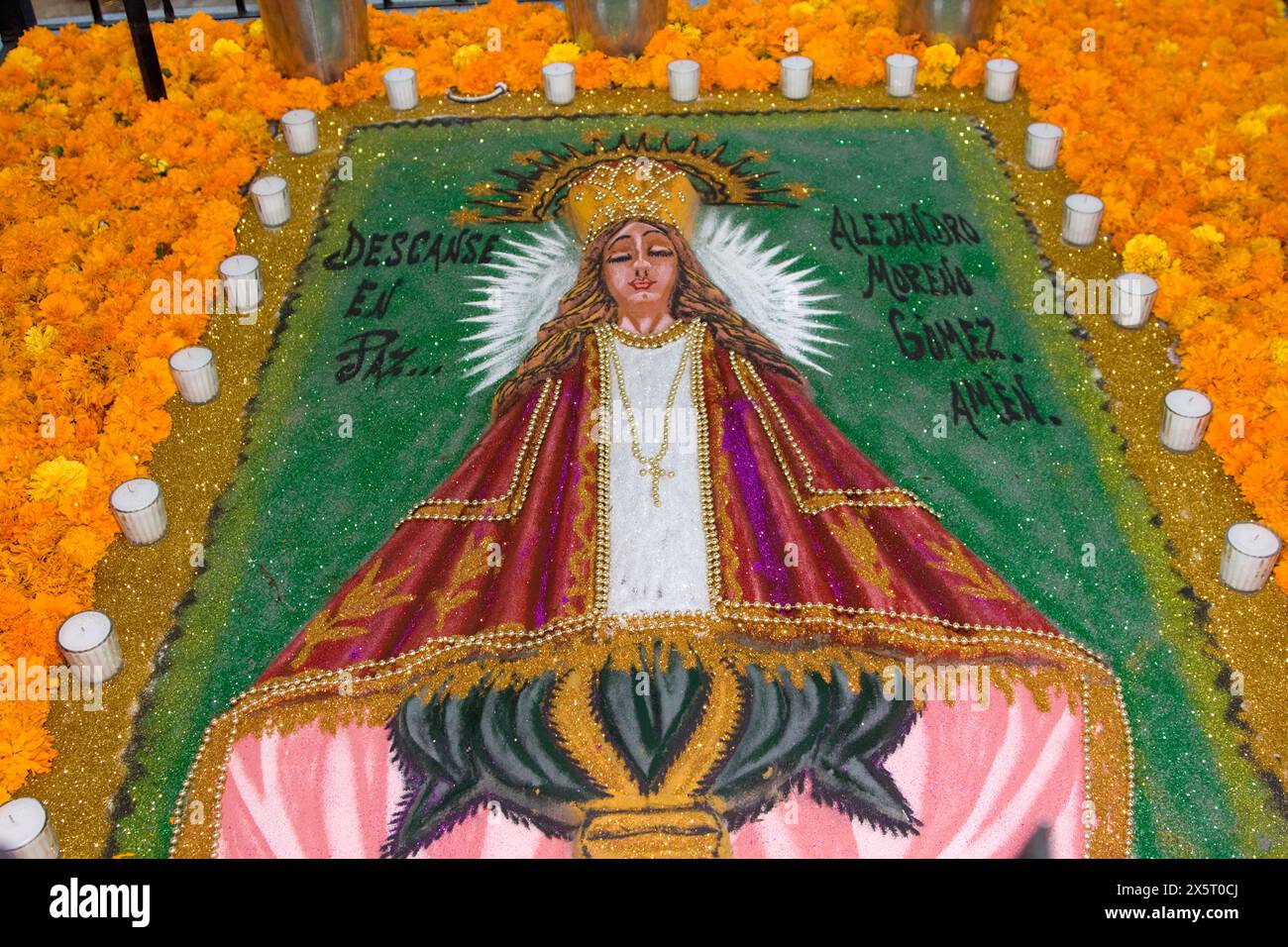 Oaxaca, Mexique, Amérique du Nord. Célébrations du jour des morts. Peinture sur sable, décoration de tombe à la mémoire des morts. Banque D'Images