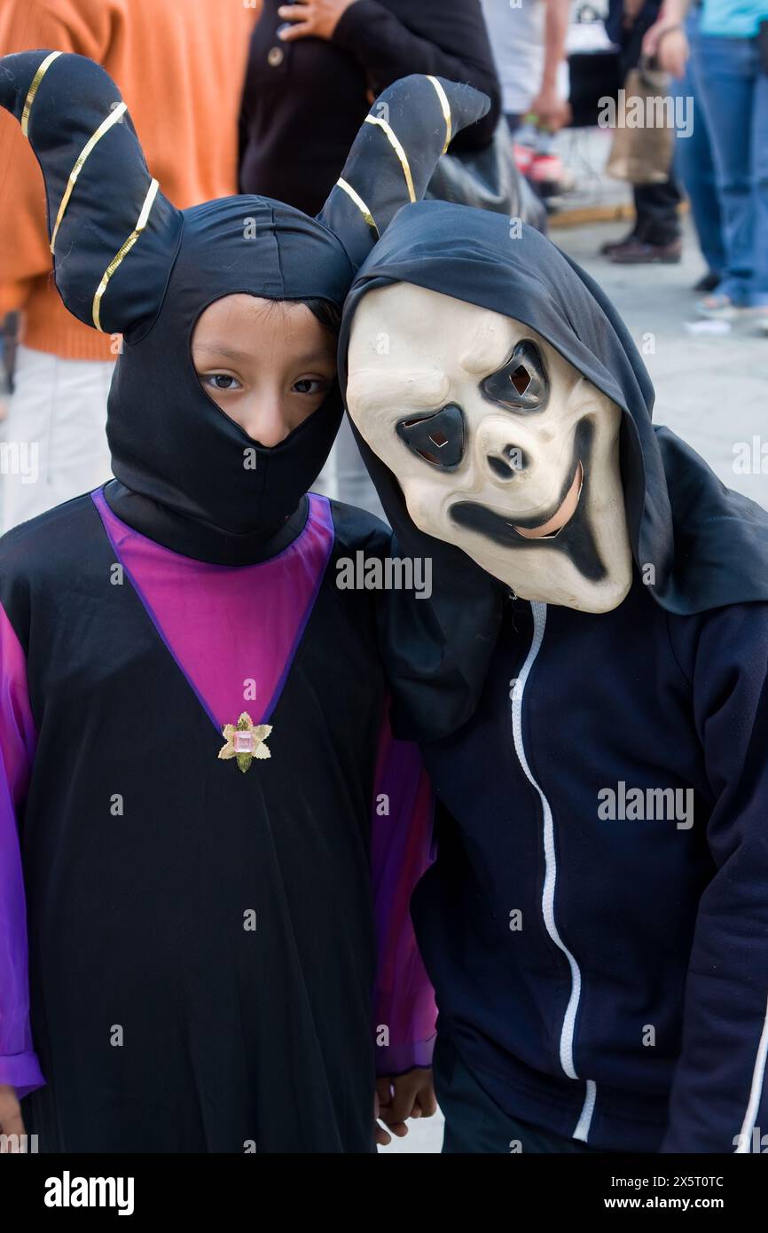 Oaxaca ; Mexique ; Amérique du Nord. Célébrations du jour des morts. Deux enfants en costume. Banque D'Images