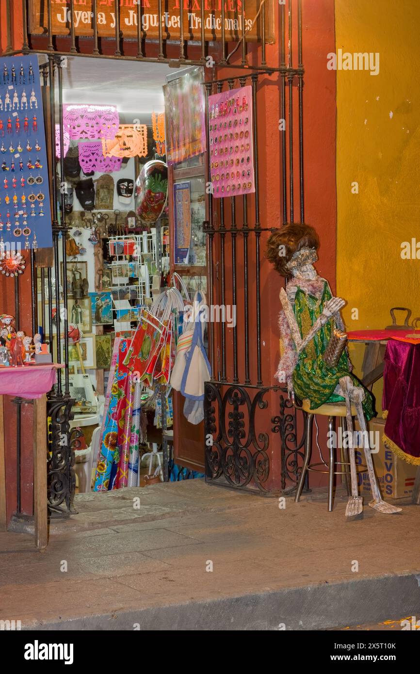 Oaxaca ; Mexique ; Amérique du Nord. Célébrations du jour des morts. Skeleton mannequin invite les clients à vendre des souvenirs, des jouets et des bijoux en magasin. Banque D'Images