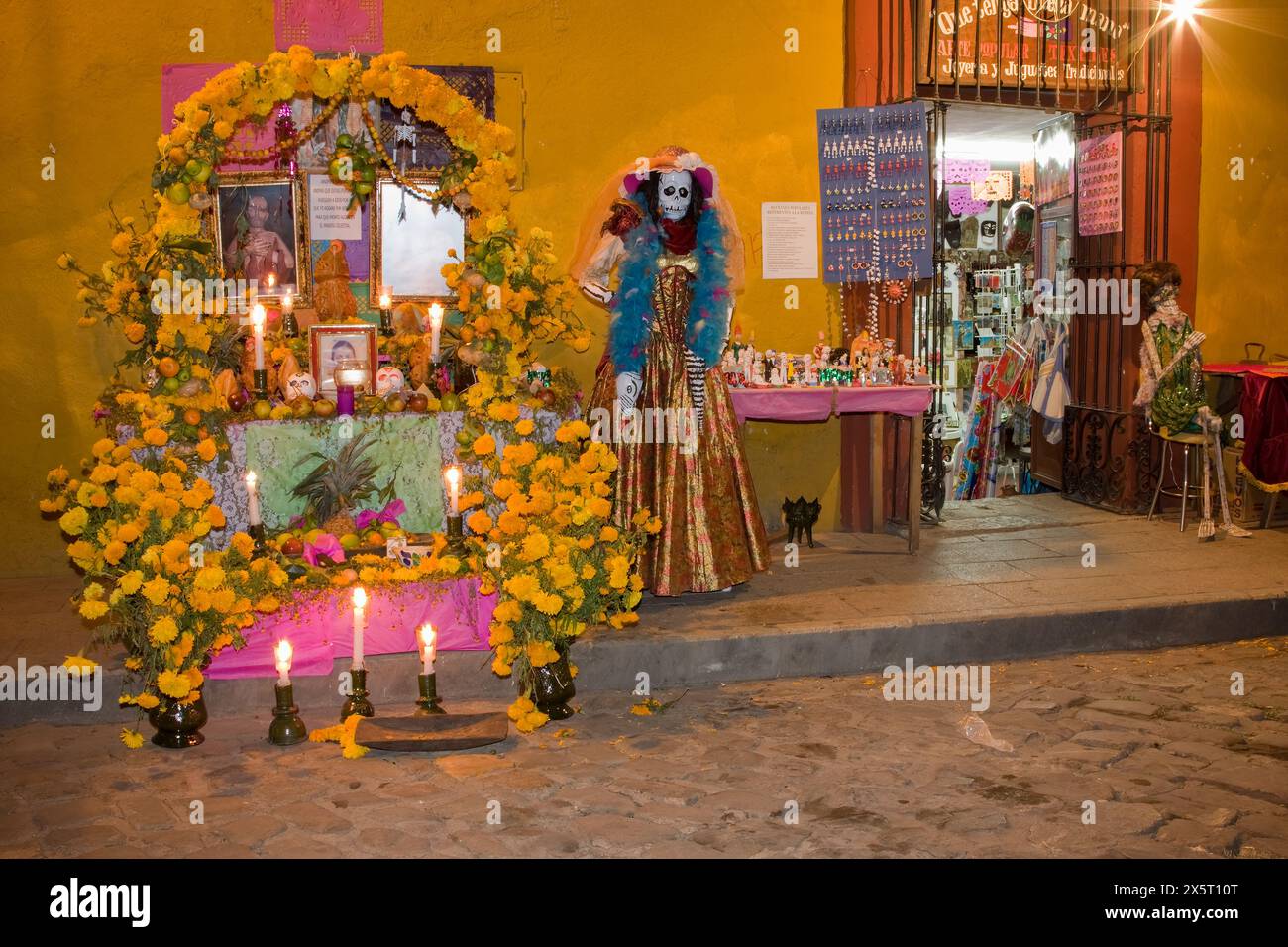 Oaxaca ; Mexique ; Amérique du Nord. Célébrations du jour des morts. Les mannequins squelettes invitent les clients à vendre des souvenirs, des jouets et des bijoux en magasin. Banque D'Images