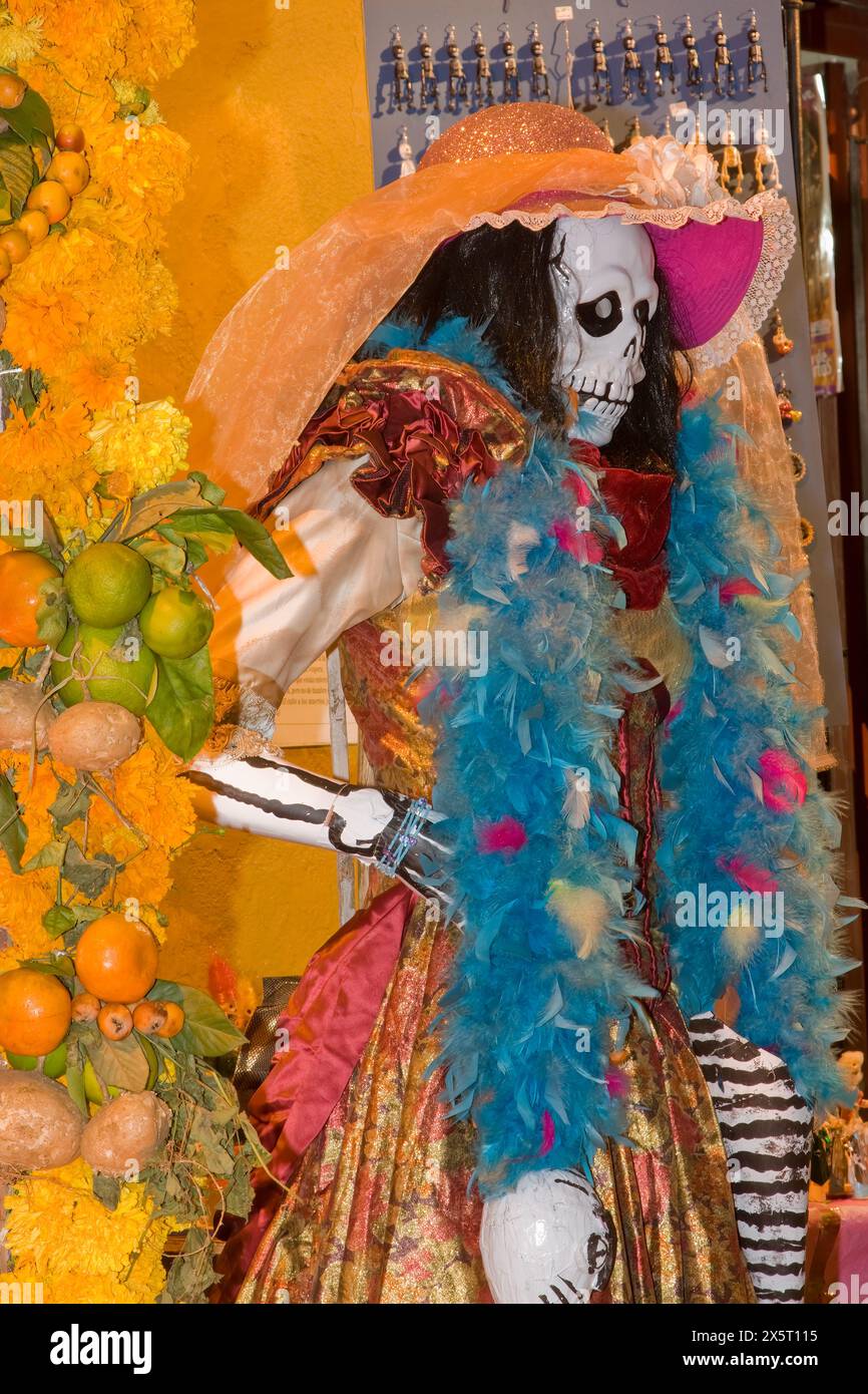 Oaxaca ; Mexique ; Amérique du Nord. Célébrations du jour des morts. Mannequin squelette se trouve à l'extérieur de la boutique vendant des souvenirs, des jouets et des bijoux. Banque D'Images