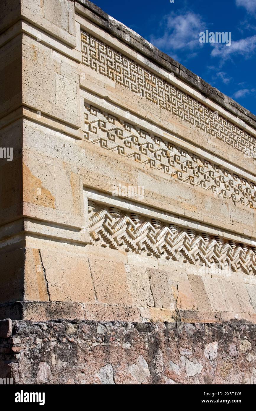 Mitla, Oaxaca, Mexique. Des dessins géométriques zapotèque et symboles décorer la construction du palais et les cours. Banque D'Images