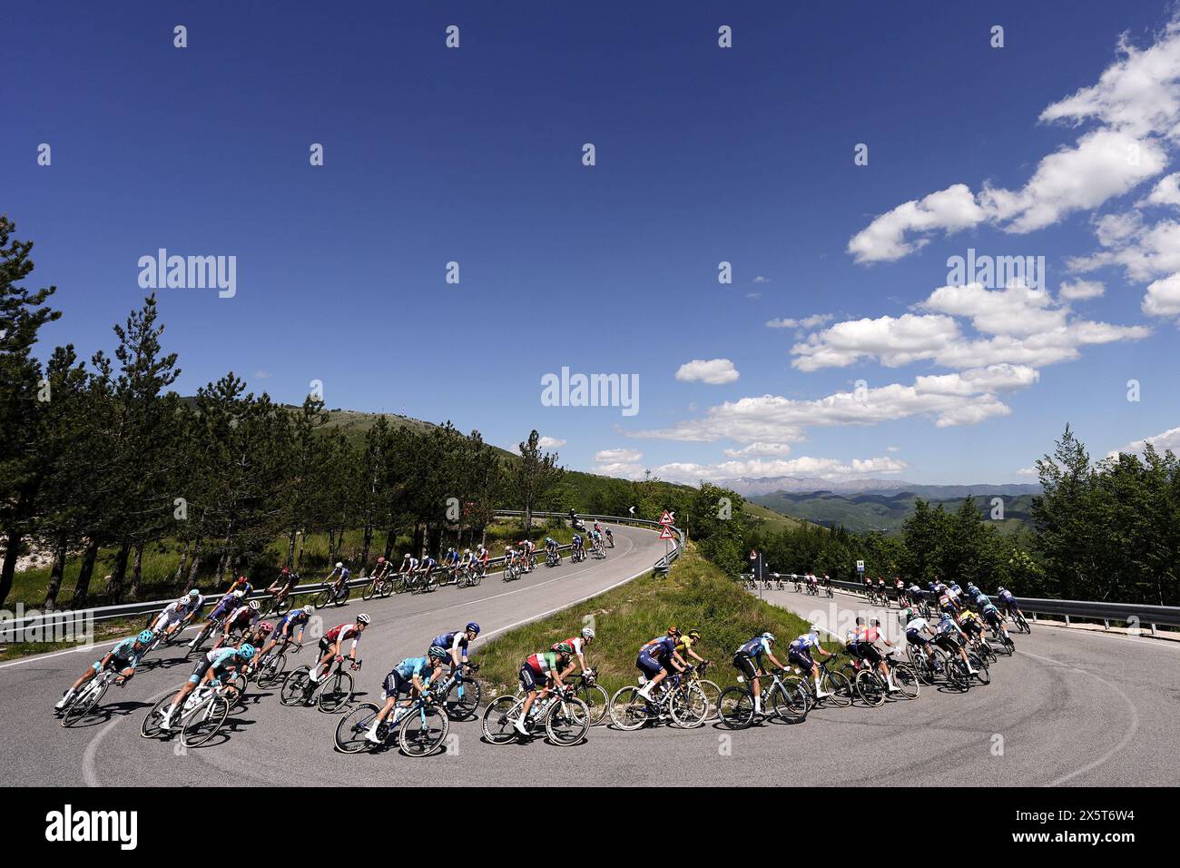 Italia. 11 mai 2024. Le pack roule des cycles pendant l'étape 8 du Giro d'Italia de Spoleto à Prati di Tivo, 11 mai 2024 Italie. (Photo de Fabio Ferrari/LaPresse) crédit : LaPresse/Alamy Live News Banque D'Images