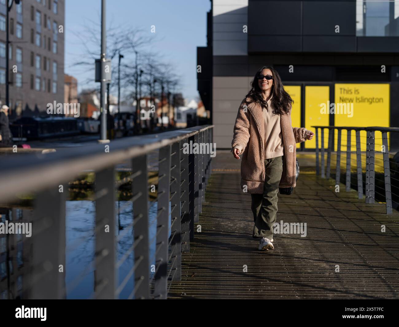 Jeune femme en milieu urbain Banque D'Images