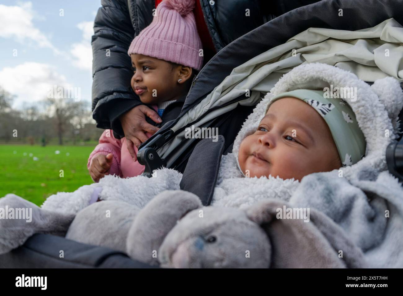 Enfants (2-3, 6-11 m) avec mère dans le parc Banque D'Images