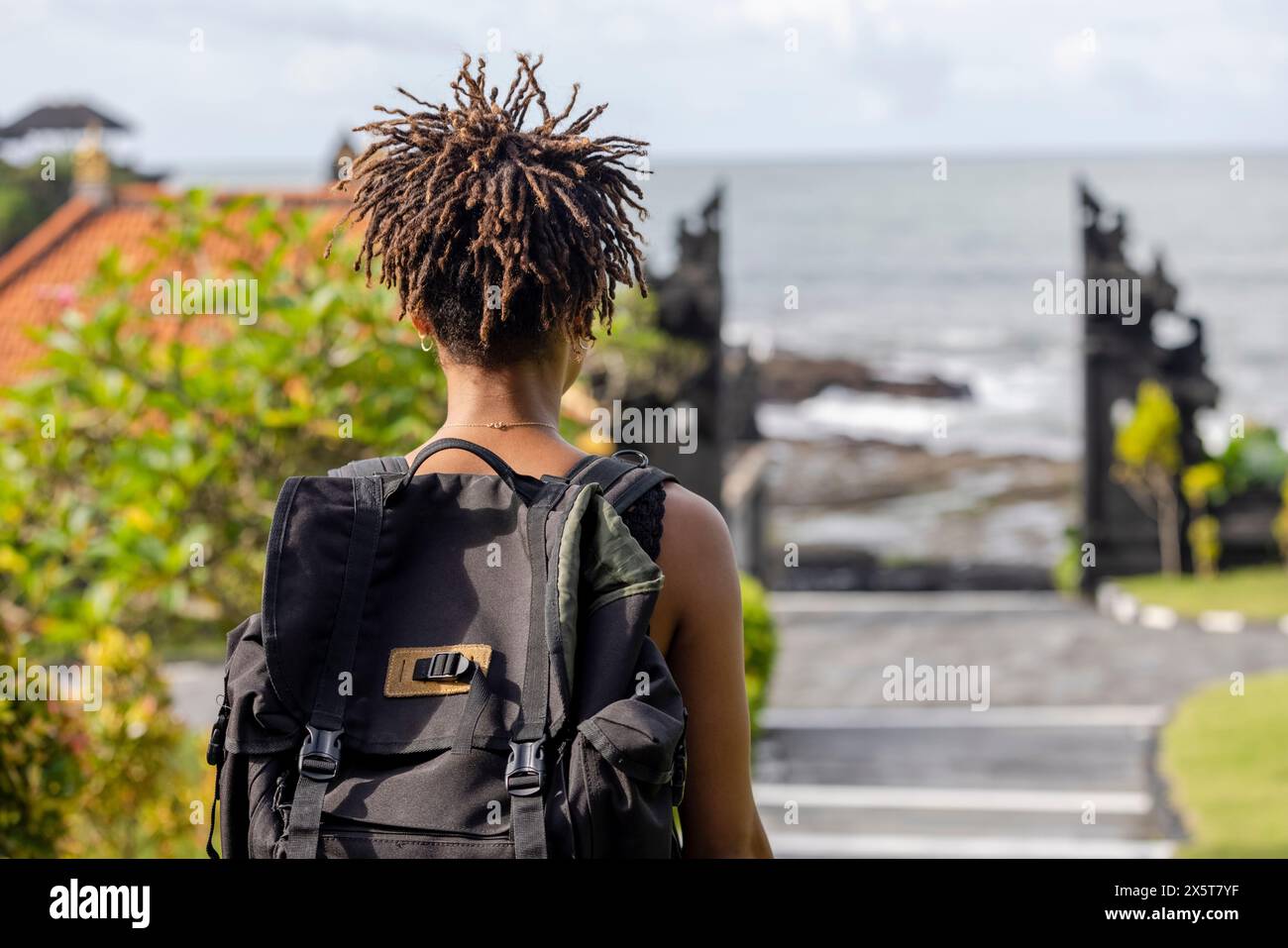Bali, Indonésie, vue arrière de la touriste féminine regardant la mer Banque D'Images