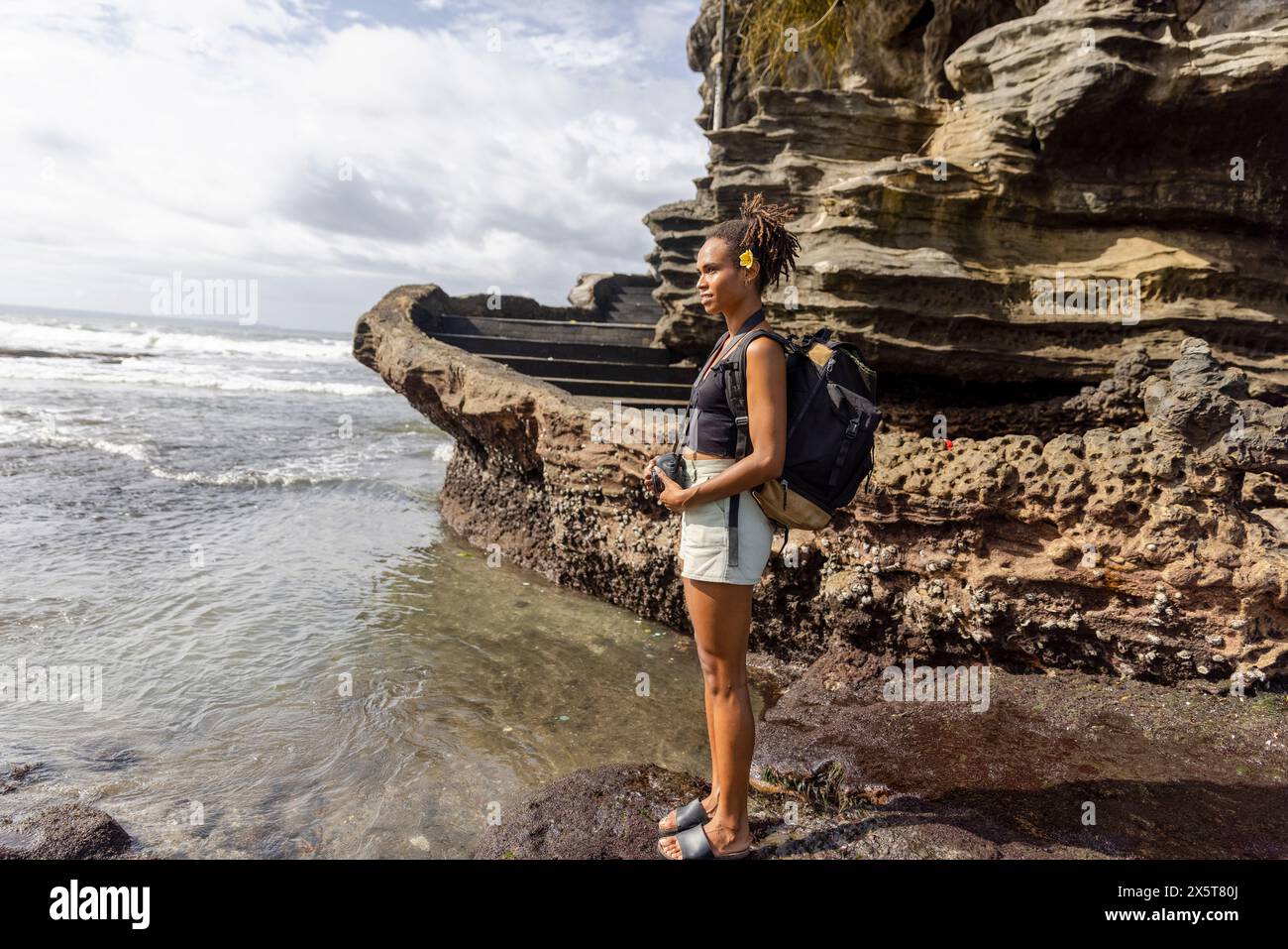 Indonésie, Bali, touriste féminine regardant la vue sur la mer Banque D'Images