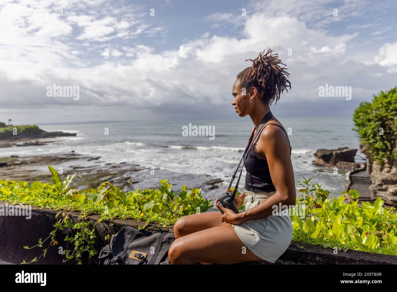 Indonésie, Bali, touriste féminine regardant la vue sur la mer depuis le point d'observation Banque D'Images