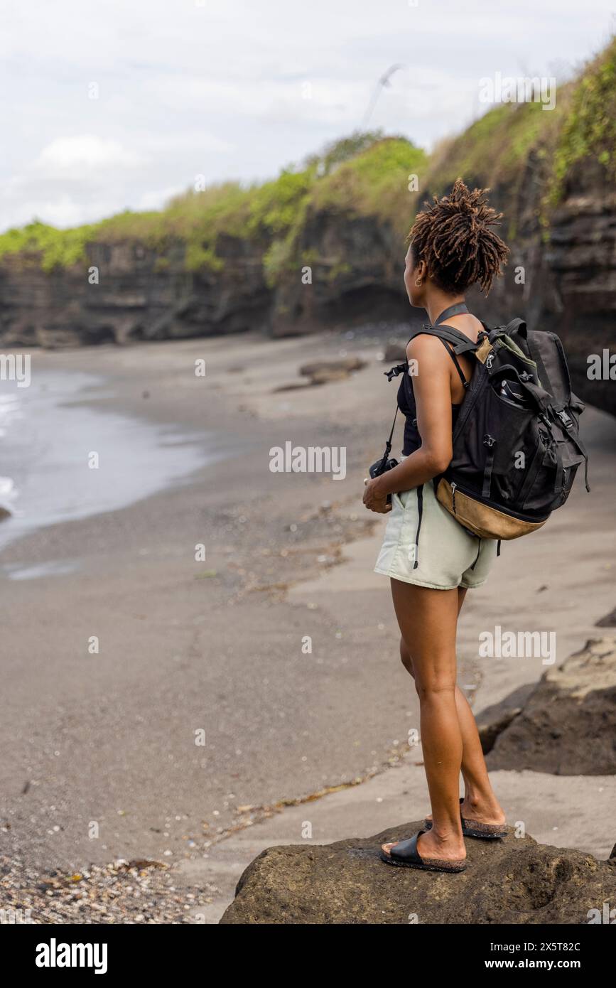 Indonésie, Bali, touriste féminine regardant la vue sur la mer Banque D'Images