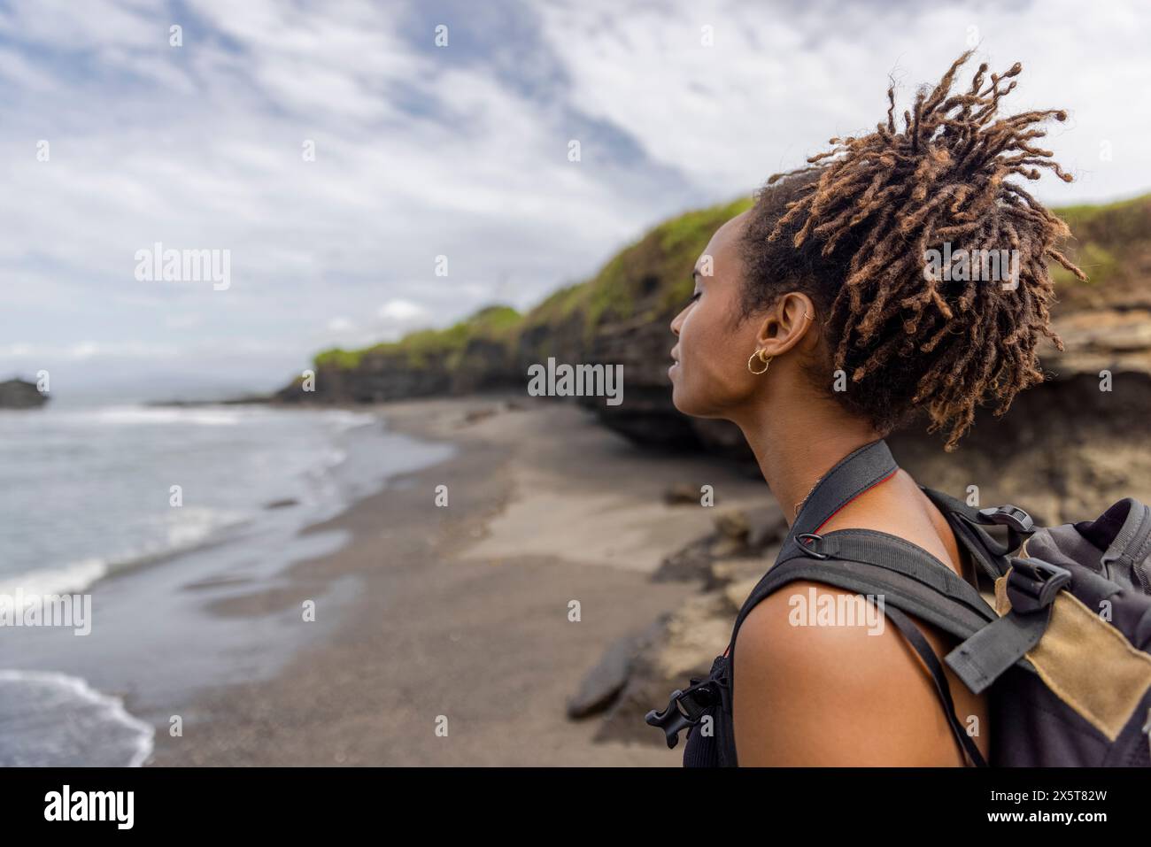 Indonésie, Bali, touriste féminine regardant la vue sur la mer Banque D'Images