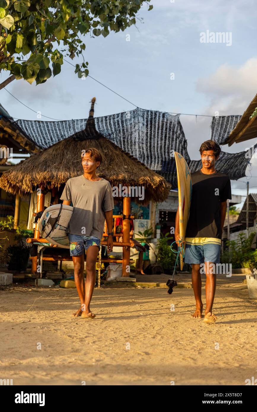 Surfeurs marchant avec des planches de surf sur la plage Banque D'Images