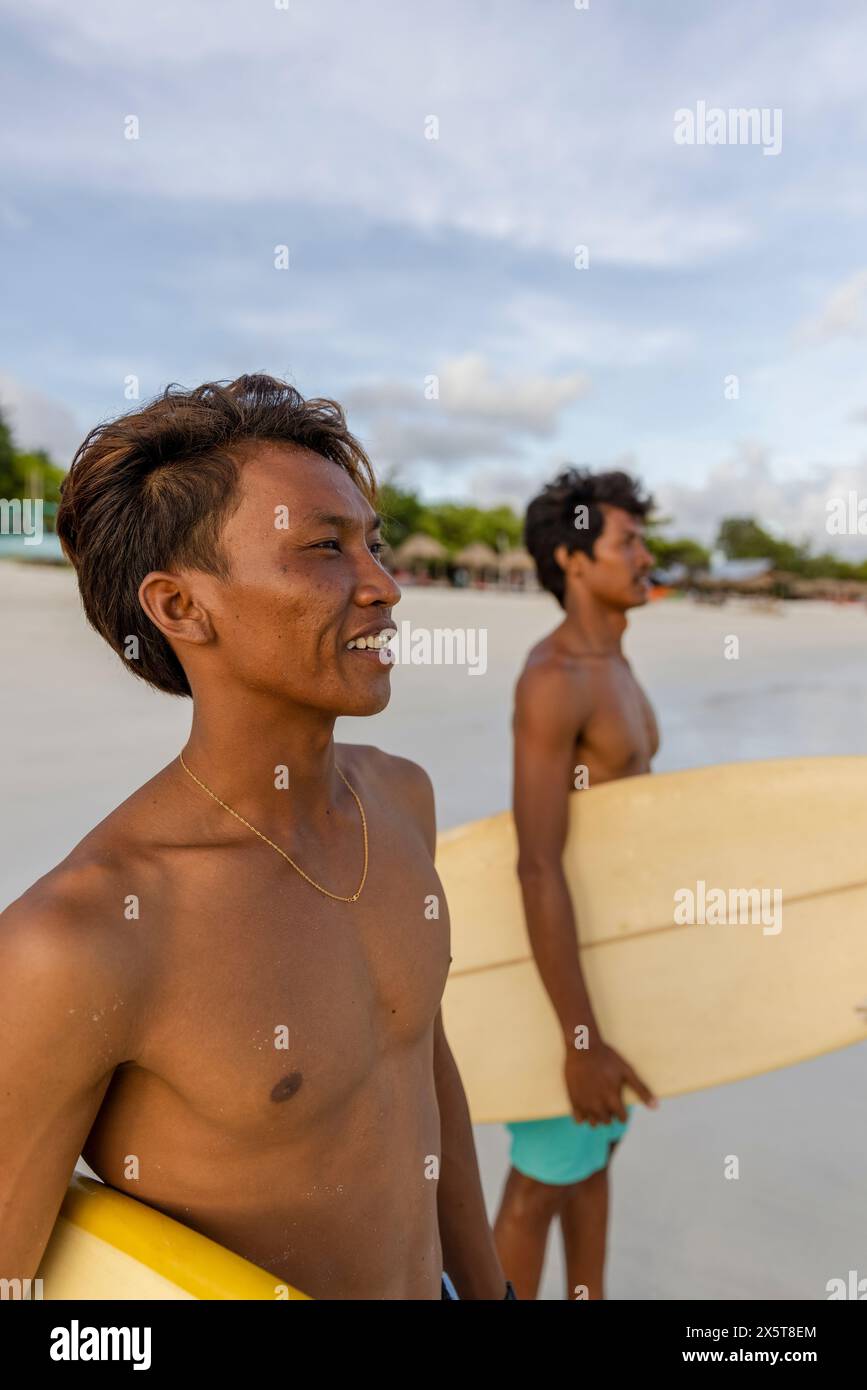 Indonésie, Lombok, Surfers regardant la vue de la plage Banque D'Images