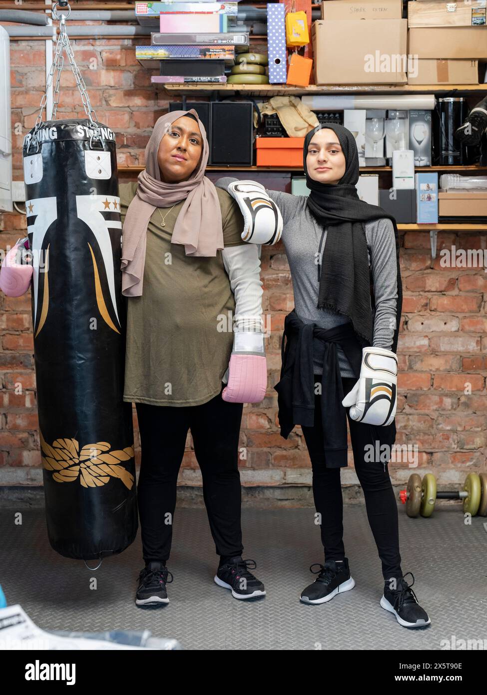 Deux femmes debout dans l'installation d'exercice pendant la formation de boxe Banque D'Images