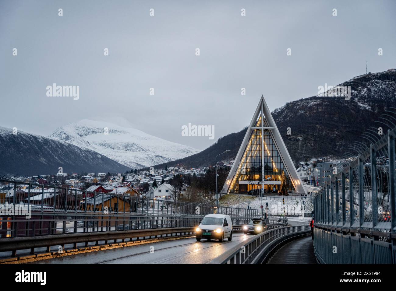 Église moderne dans le village et voitures sur la route, Tromso, Norvège Banque D'Images