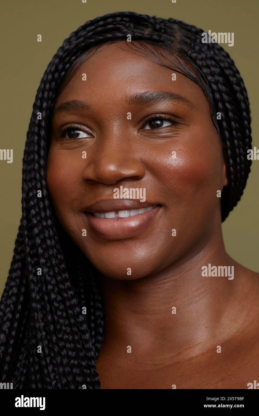 Portrait de femme souriante sur fond vert Banque D'Images