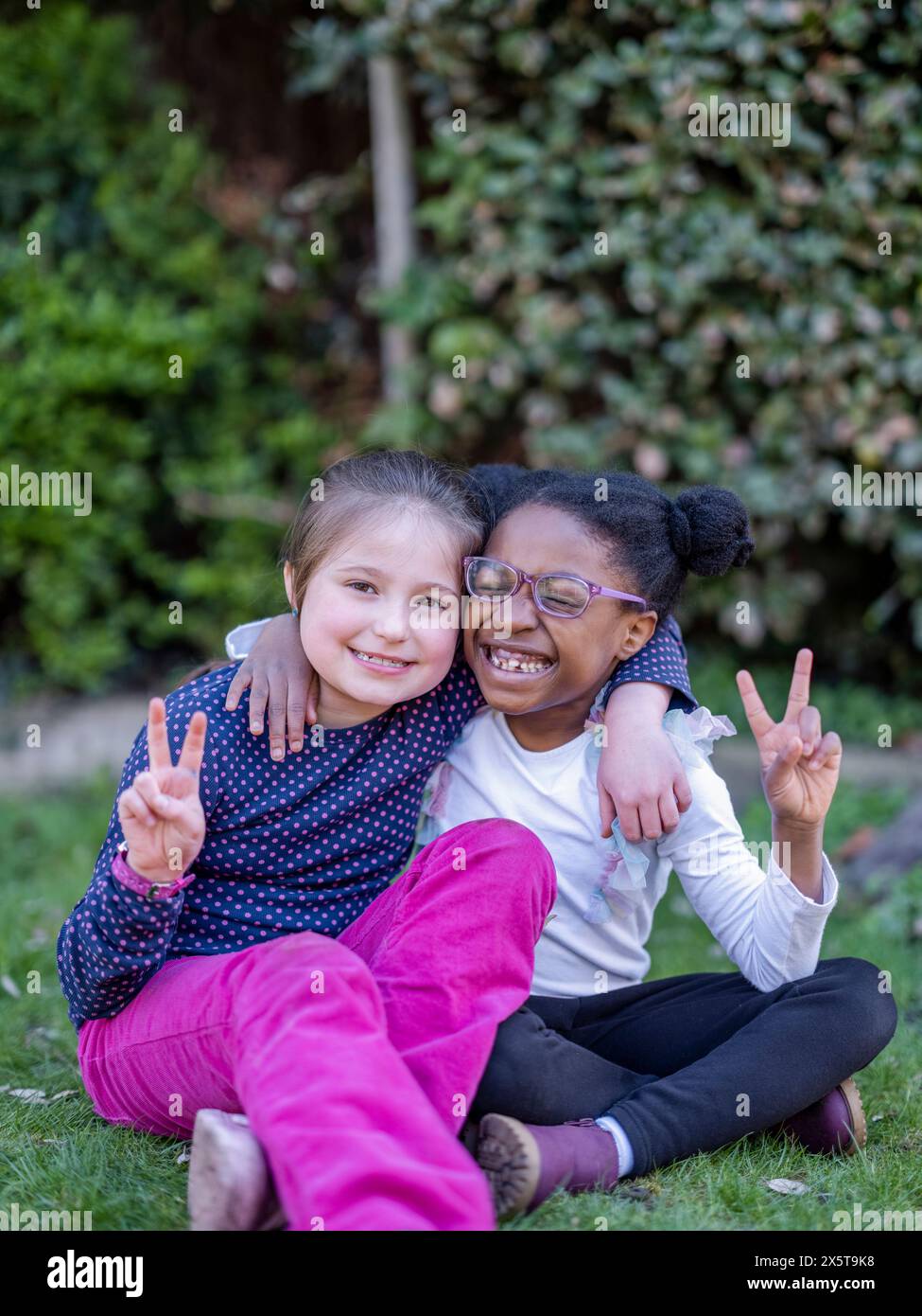 Portrait de filles amies (6-7) faisant signe de paix Banque D'Images