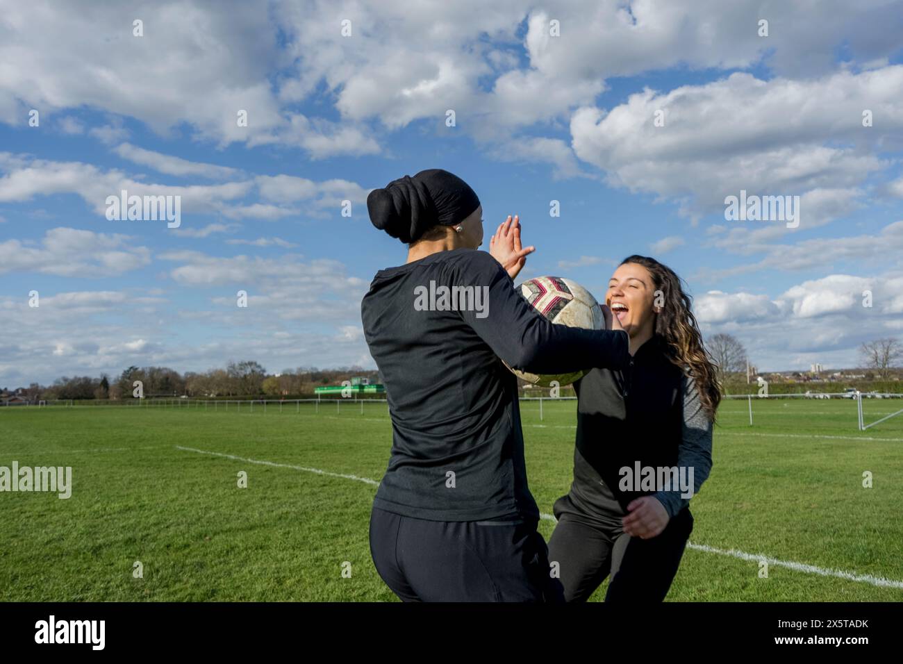 Jeunes joueuses de football célébrant Banque D'Images