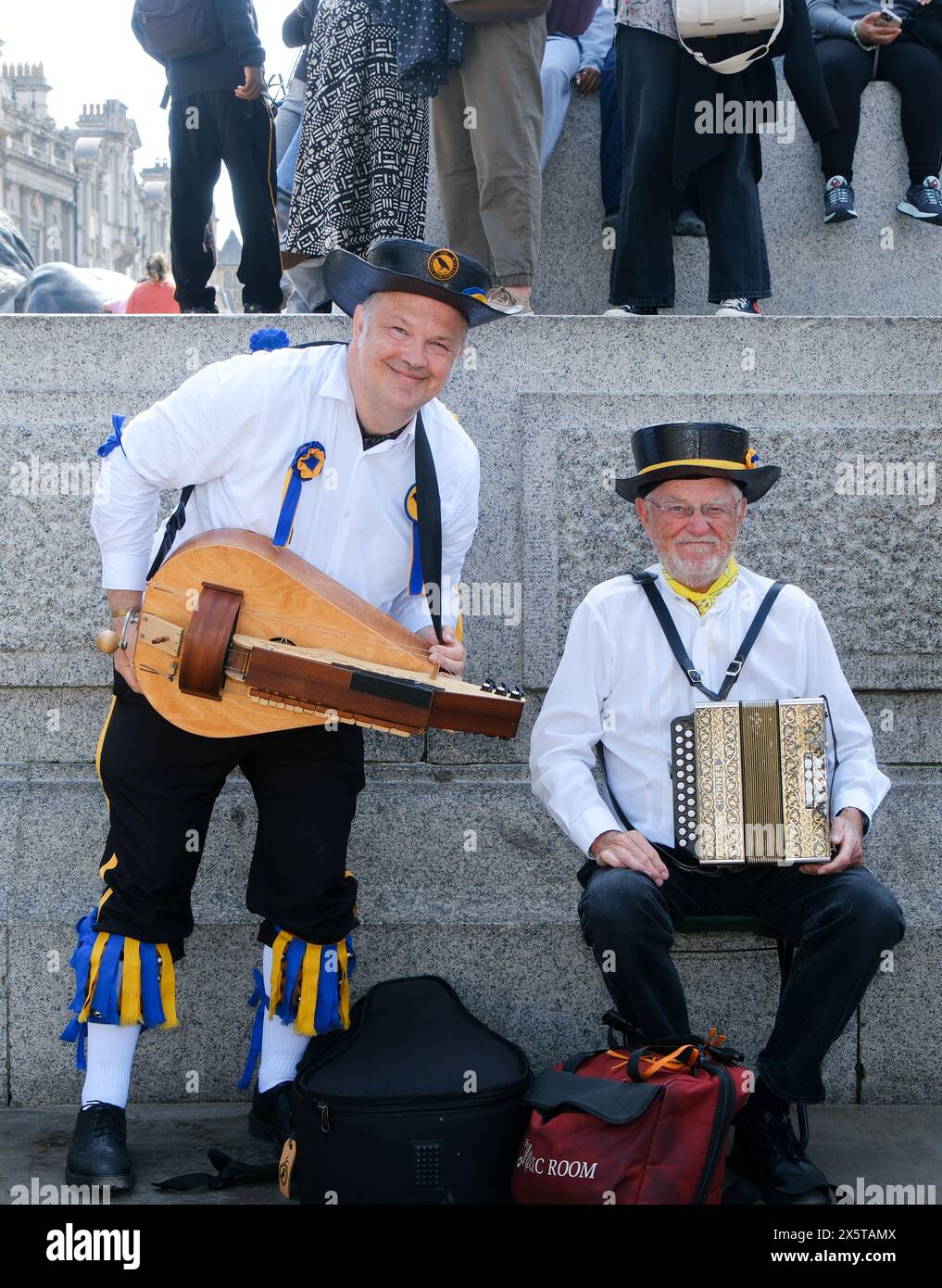 Trafalgar Square, Londres, Royaume-Uni. 11 mai le Westminster Morris Dancers Day of Dance, avec divers danseurs invités. Credit : Matthew Chattle/Alamy Live News Banque D'Images