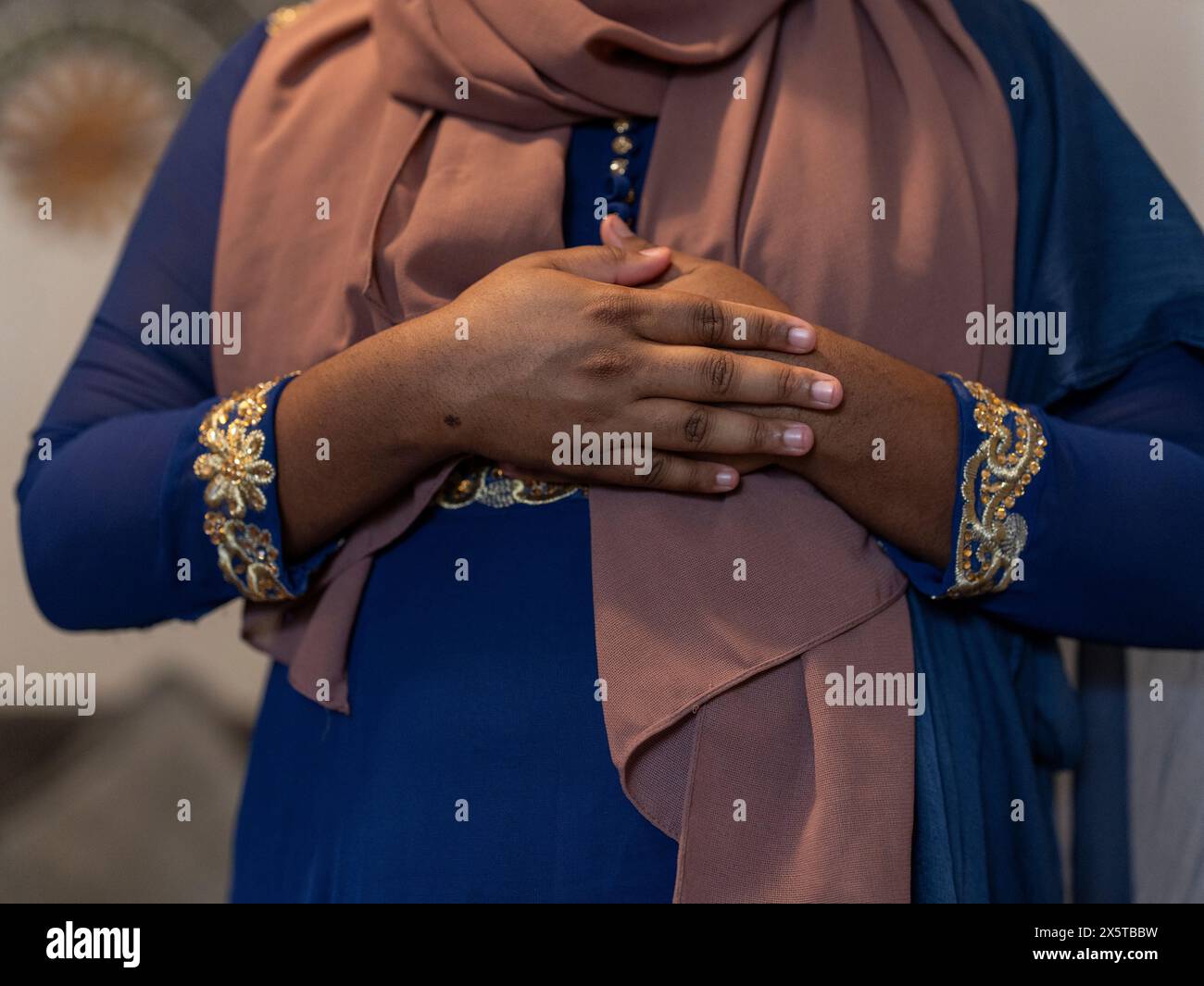 Mains de femme priant pendant le Ramadan à la maison Banque D'Images