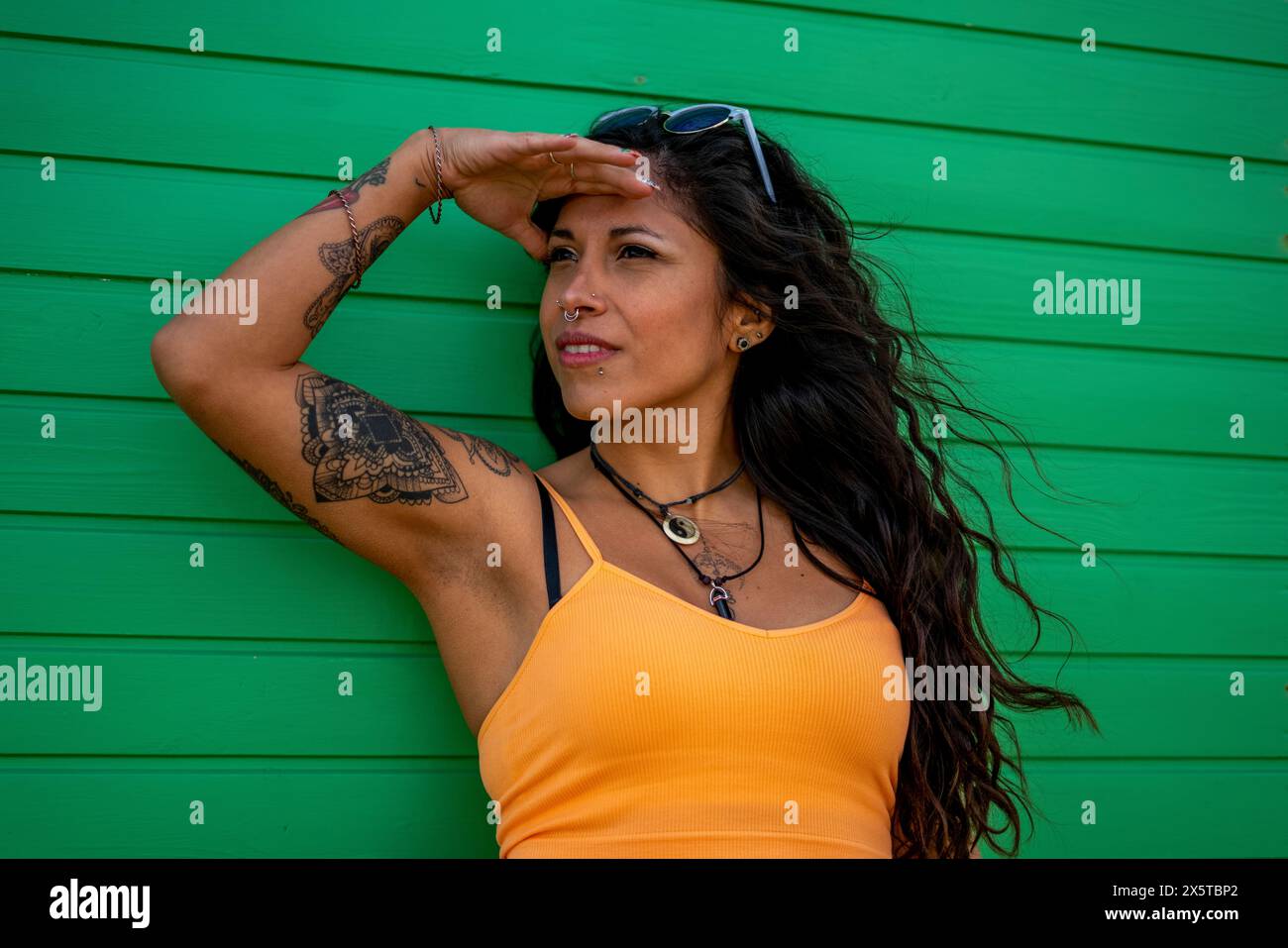 Femme adulte moyenne protégeant les yeux Banque D'Images