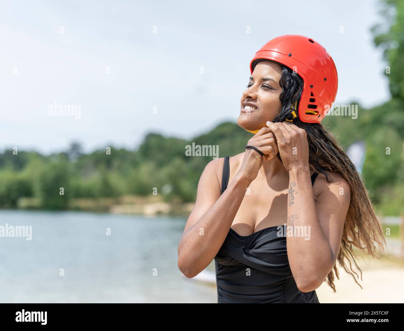 Portrait de femme souriante portant un casque de sport Banque D'Images