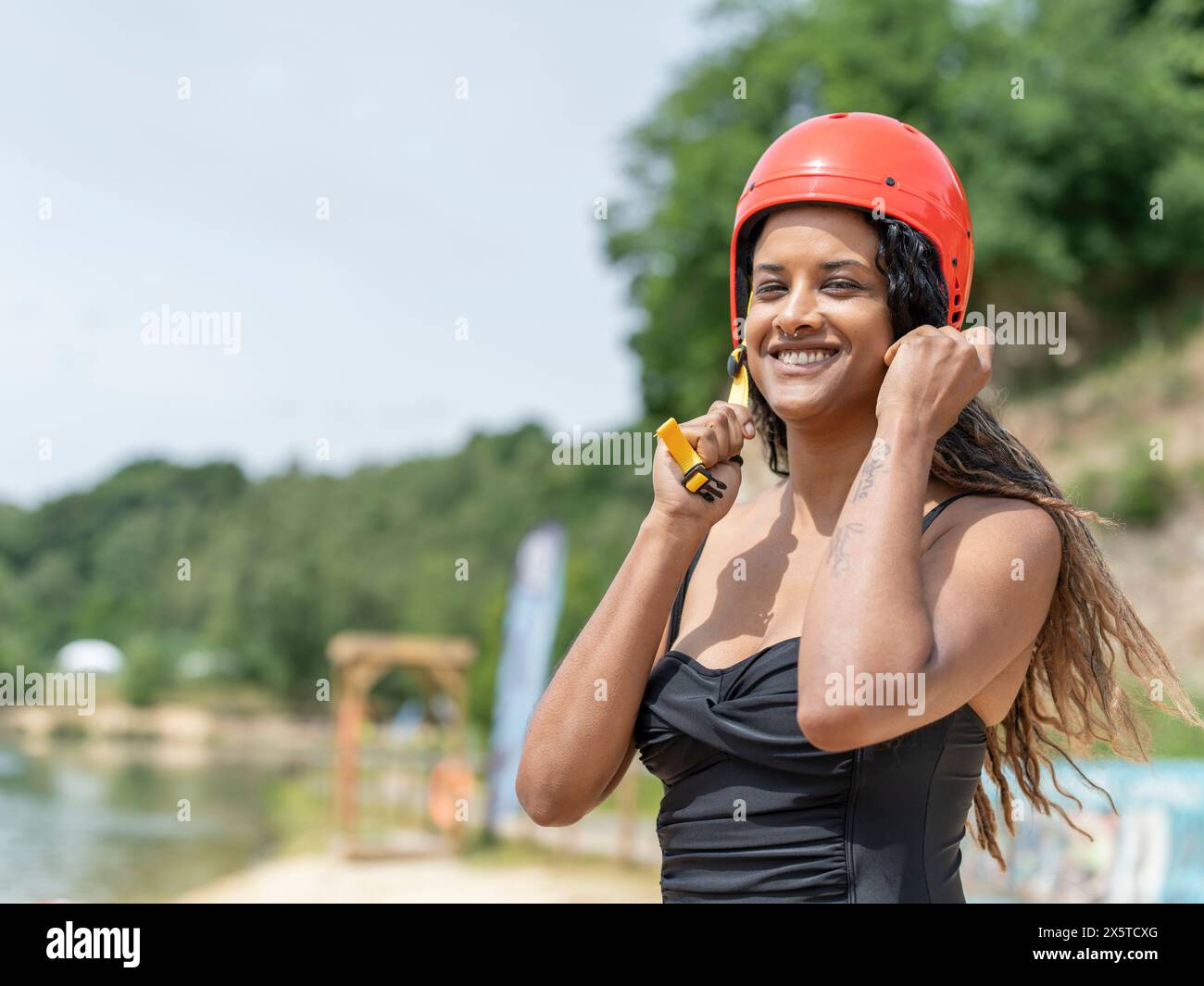 Portrait de femme souriante portant un casque de sport Banque D'Images