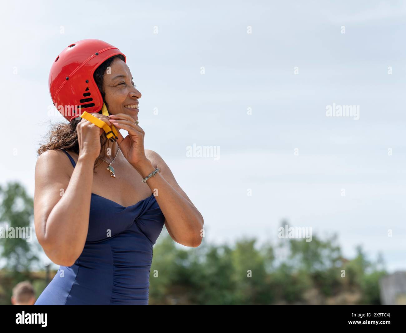 Femme souriante portant un casque de sport Banque D'Images