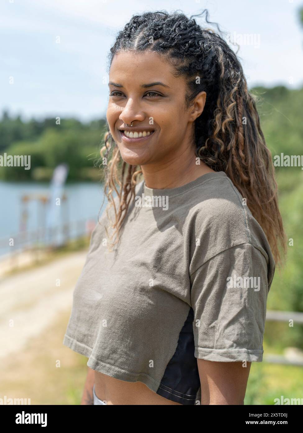 Portrait de femme souriante regardant à la vue Banque D'Images