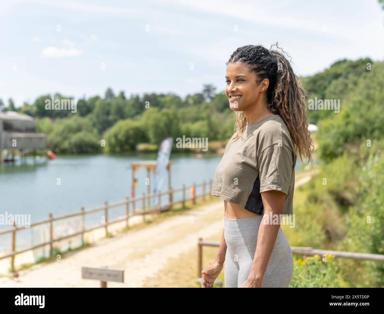 Portrait de femme souriante regardant à la vue Banque D'Images