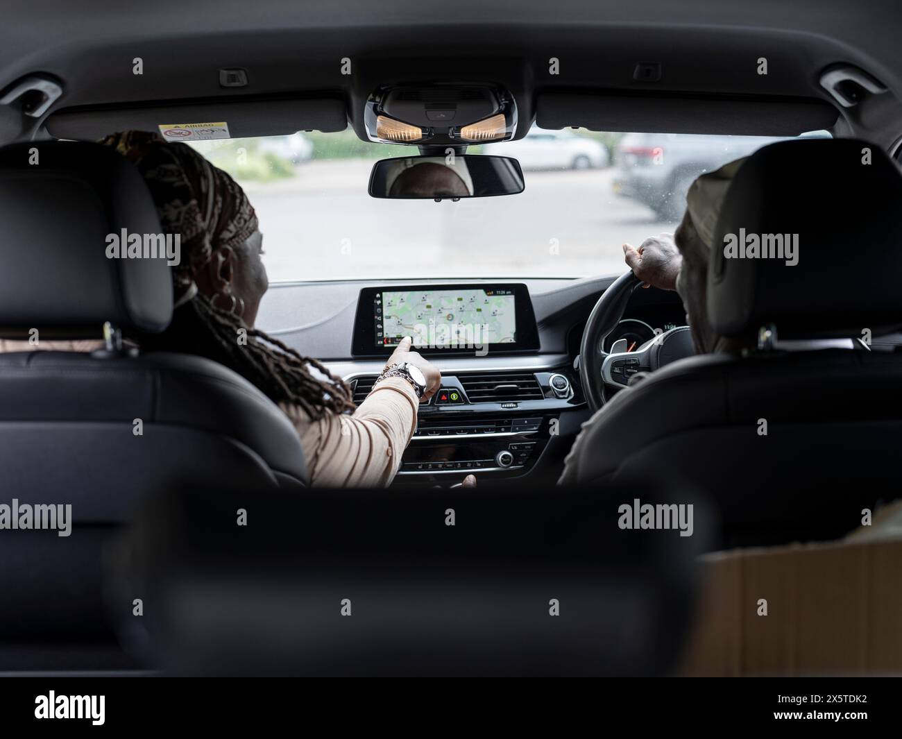 Couple utilisant le système GPS dans la voiture pendant le voyage sur la route Banque D'Images