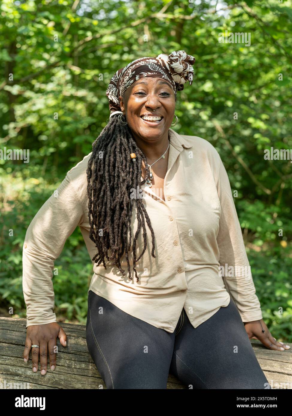 Portrait de femme mature souriante en randonnée dans la forêt Banque D'Images