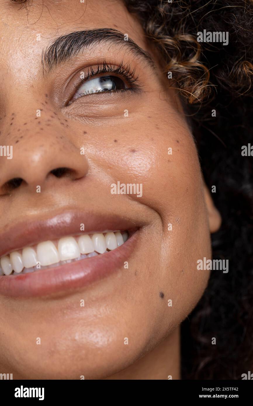 Femme souriante avec des yeux bruns et des taches de rousseur Banque D'Images