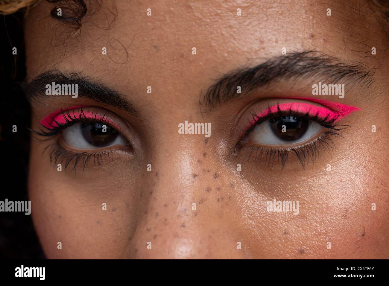 Gros plan de maquillage rose sur les yeux des femmes Banque D'Images