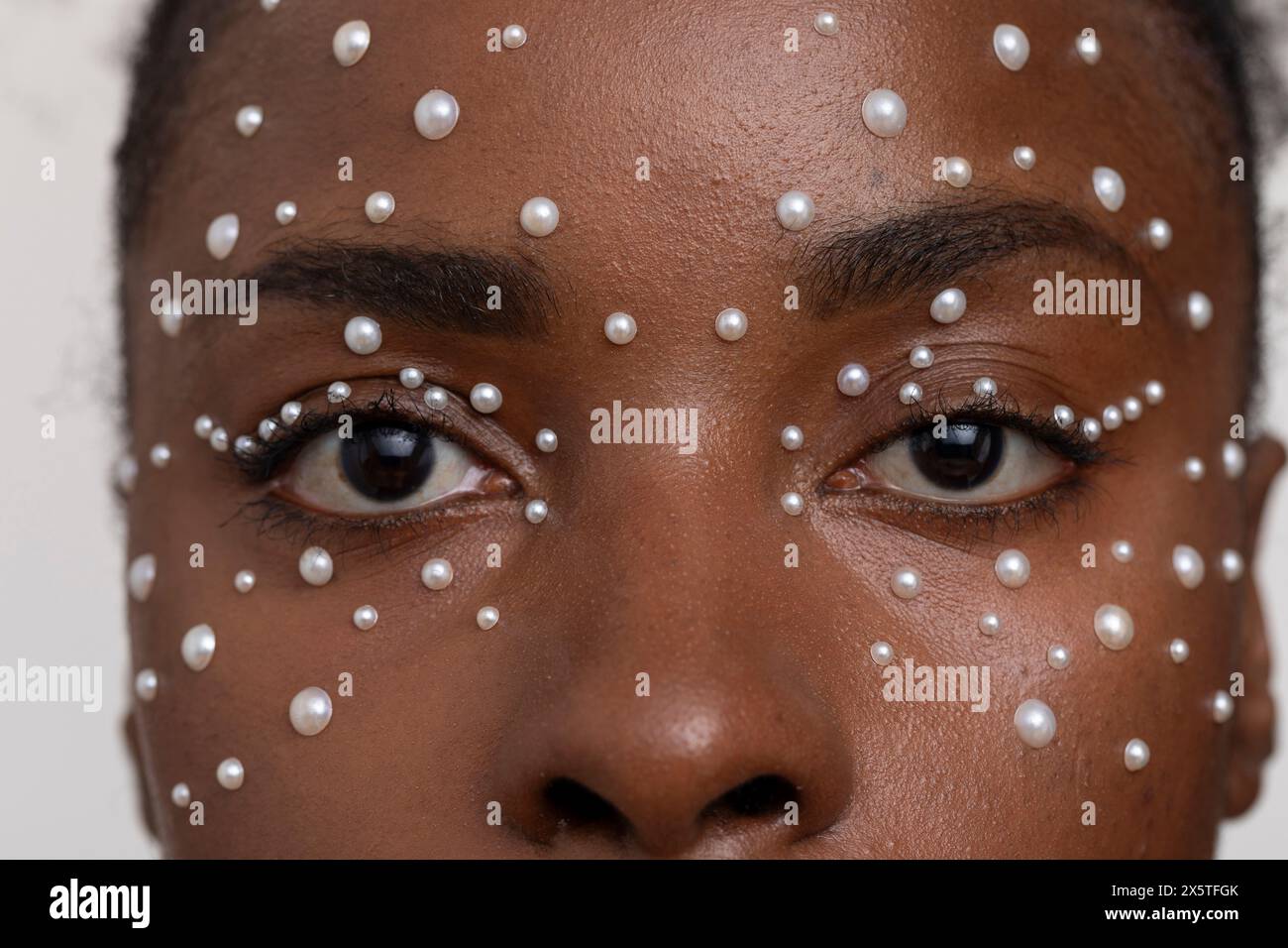 Femme aux yeux bruns, portant des taches de rousseur de perles Banque D'Images