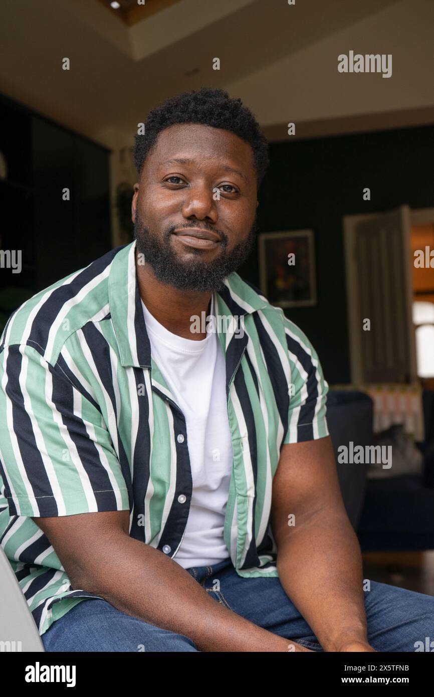 Portrait of mid adult man at home Banque D'Images