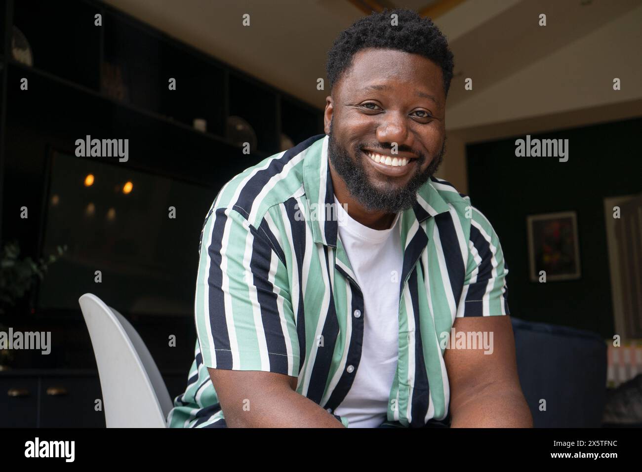 Portrait of mid adult man at home Banque D'Images