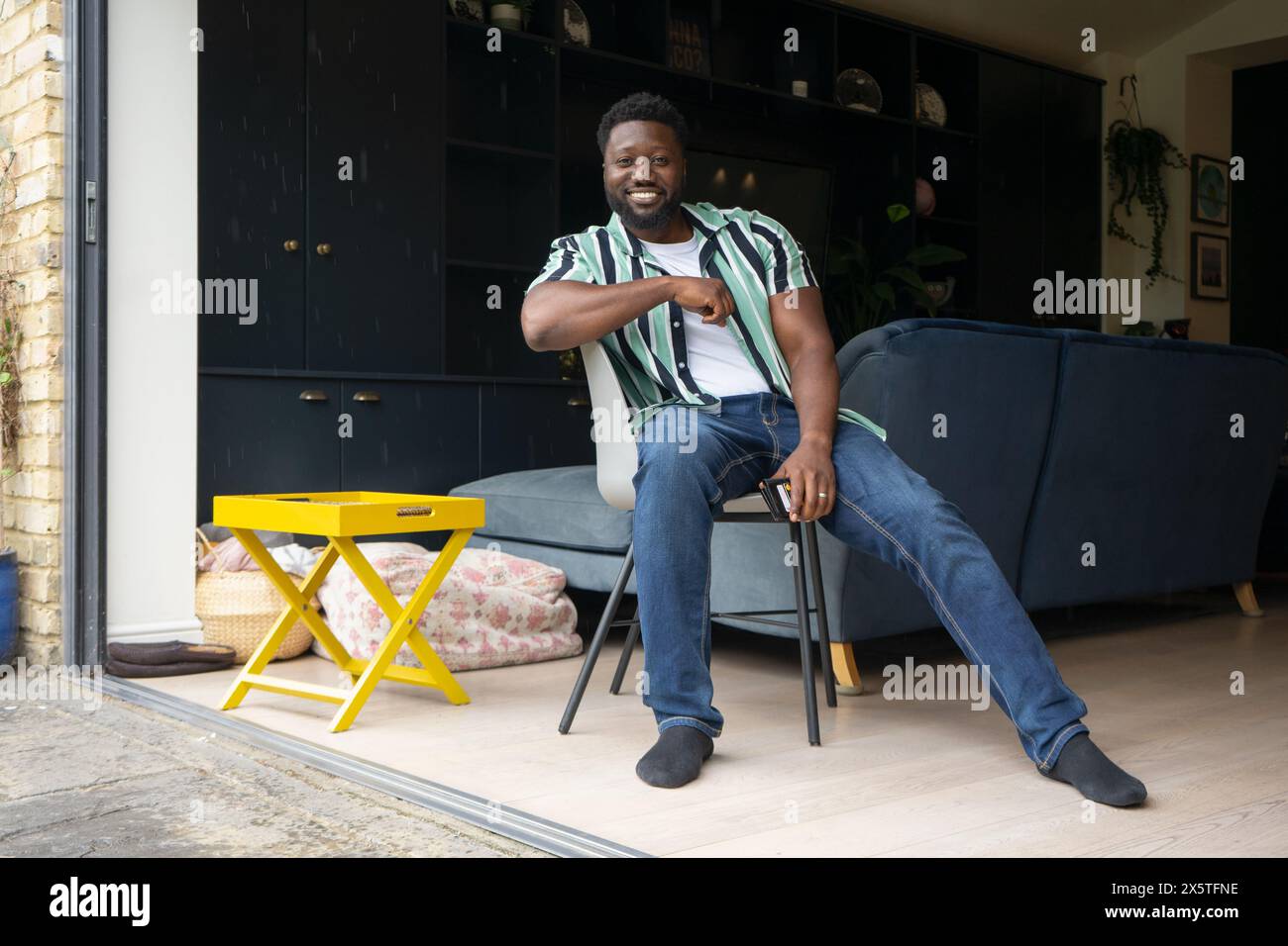 Portrait of mid adult man at home Banque D'Images