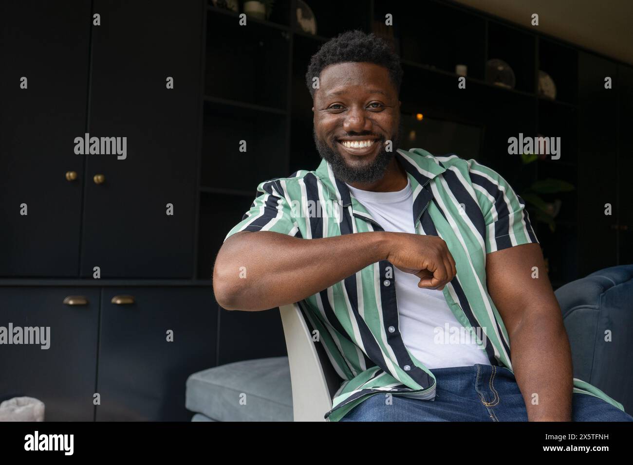 Portrait of mid adult man at home Banque D'Images