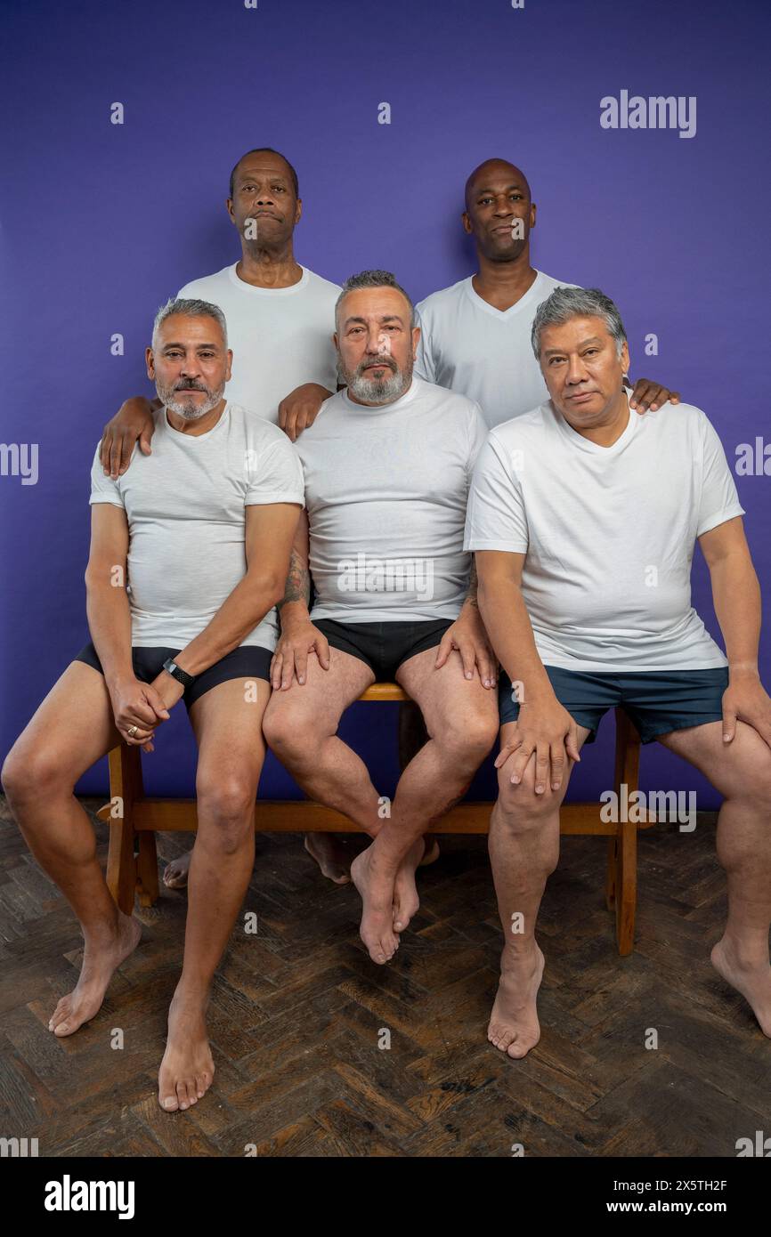 Portrait d'hommes seniors sérieux sur fond violet Banque D'Images