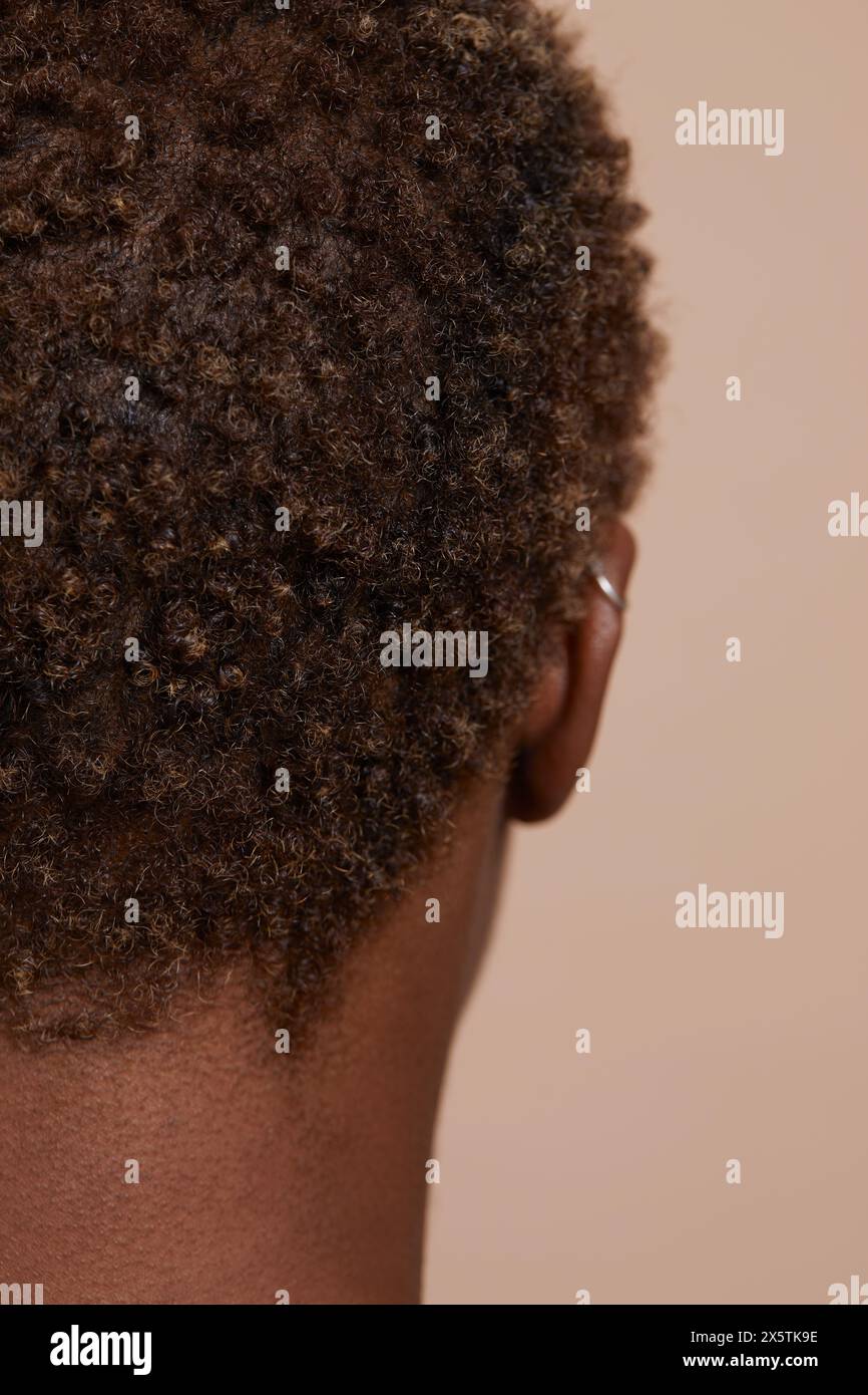 Gros plan sur les cheveux bouclés courts pour femmes Banque D'Images