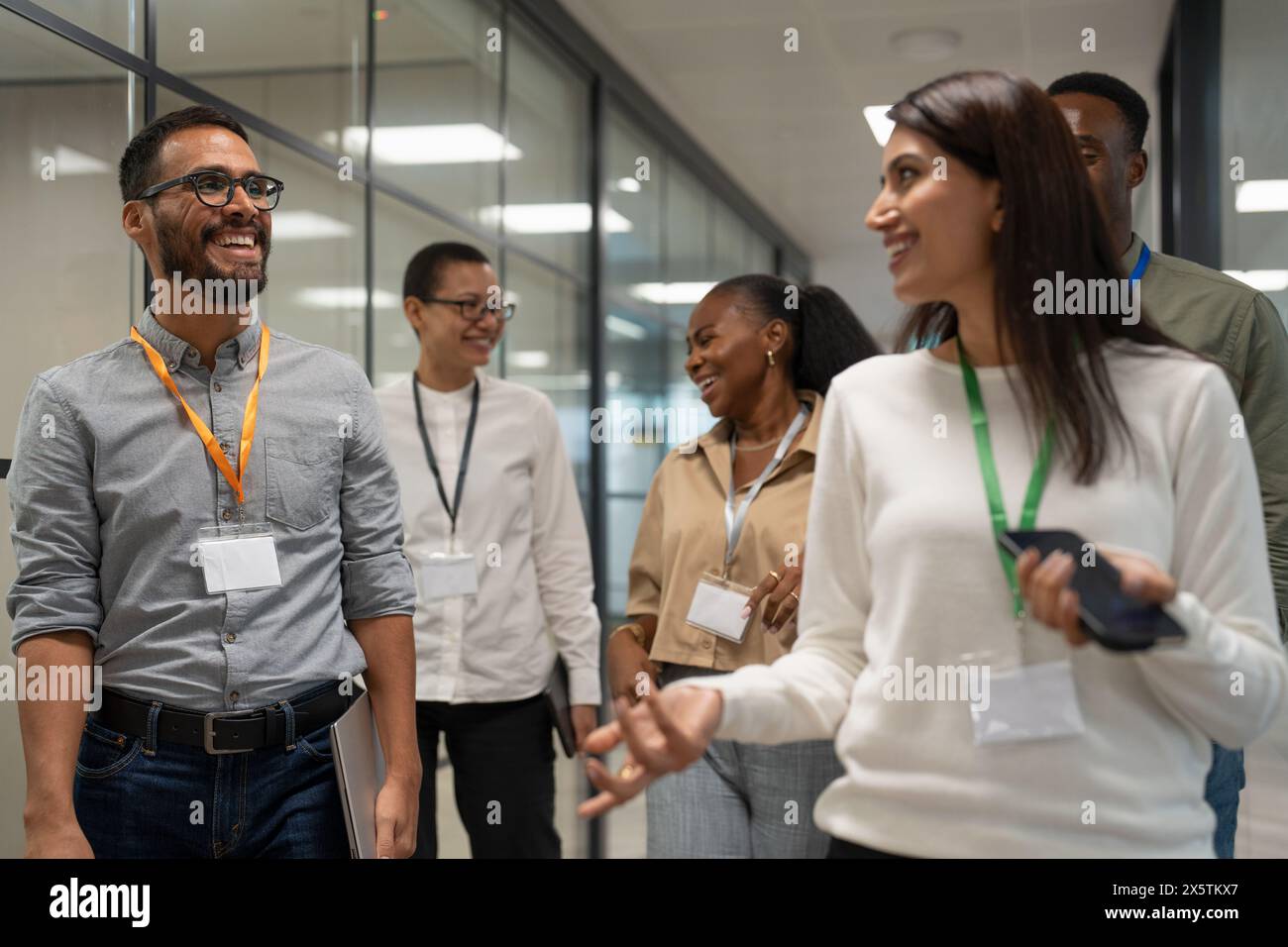 Homme d'affaires marchant dans un couloir de bureau Banque de ...