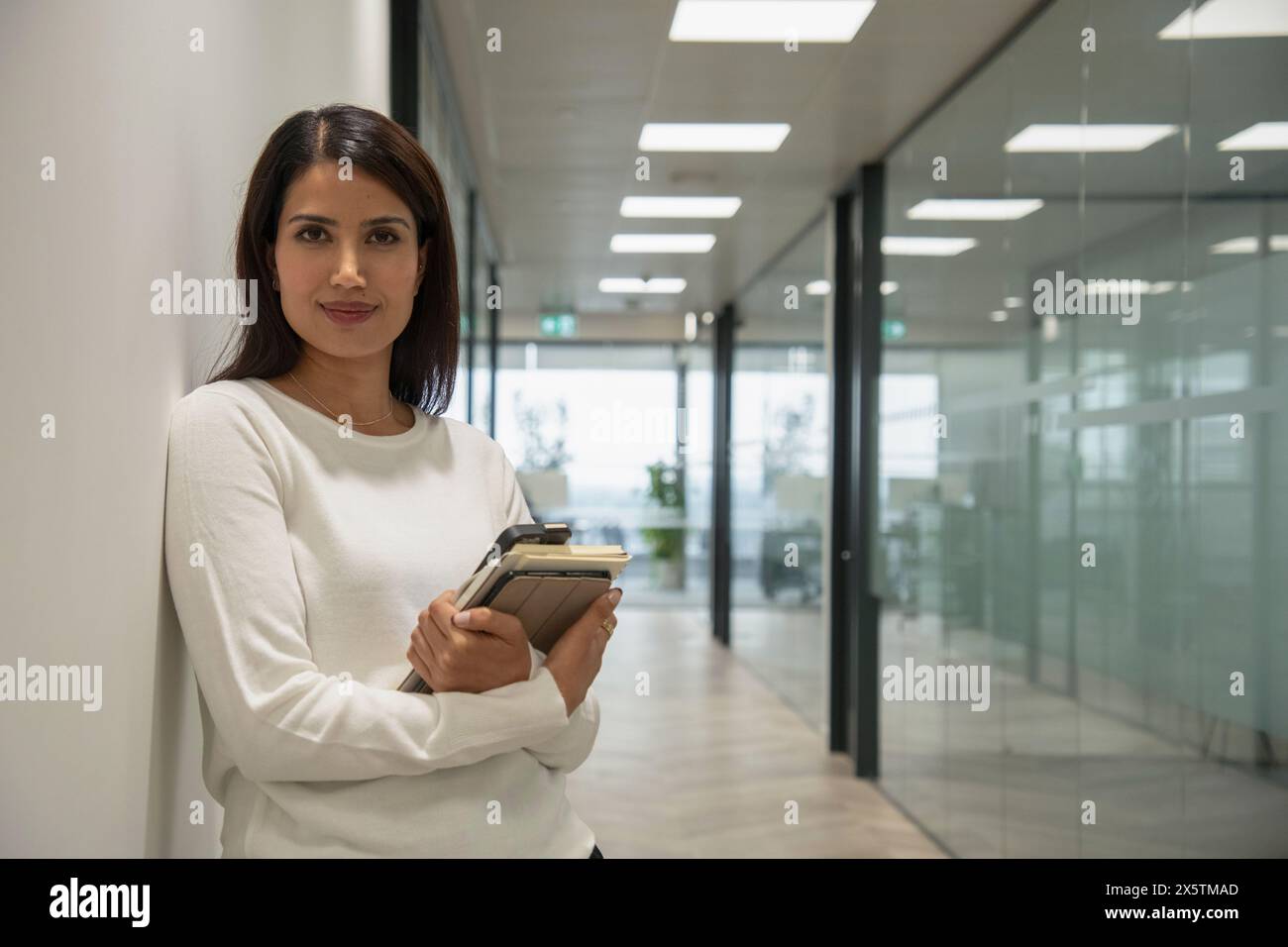 Portrait de femme d'affaires debout dans le couloir de bureau Banque D'Images