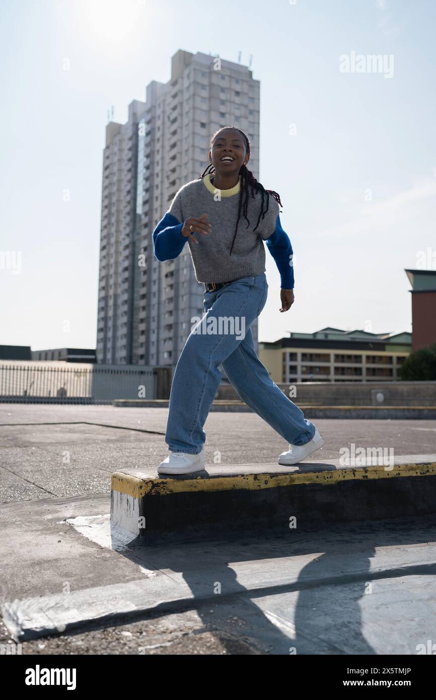 Portrait d'une jeune femme se préparant à sauter Banque D'Images