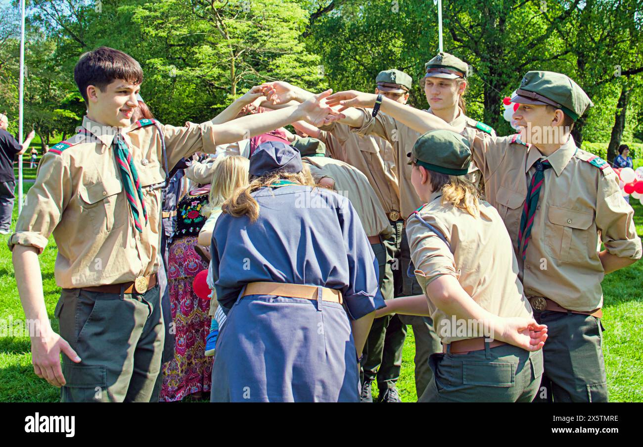 Glasgow, Écosse, Royaume-Uni. 11 mai 2024 : la Journée du patrimoine polonais a été célébrée dans le parc Kelvingrove avec la communauté locale des scouts polonais dans la culture locale et locale et des enfants, suivie d'une exposition d'art au club polonais de Glasgow. Crédit Gerard Ferry /Alamy Live News Banque D'Images