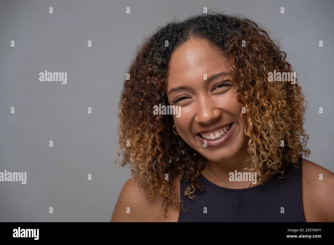 Portrait de jeune femme en cheveux bouclés Banque D'Images
